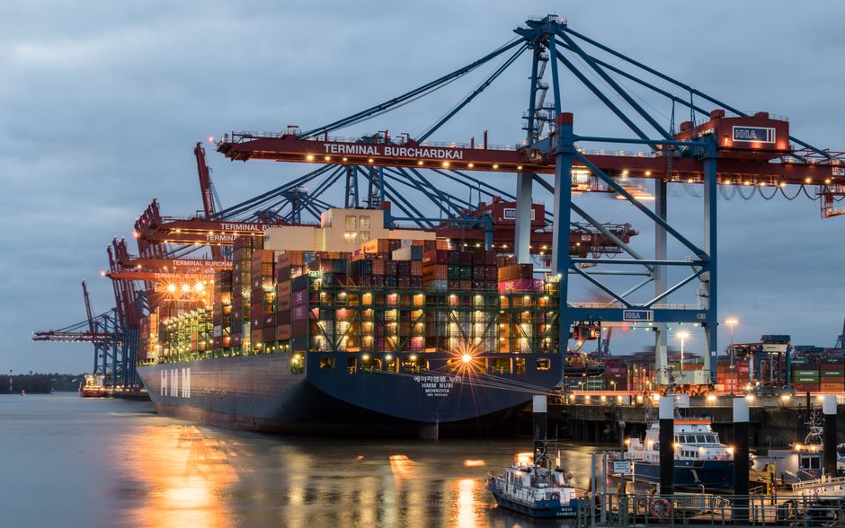 Exportação Agronegócio — Container ships moored at Terminal Burchardkai in Hamburg, Germany during evening hours.
